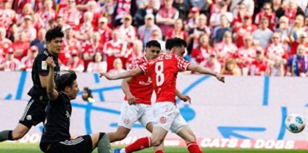 拜仁被打崩！半场3球落后，4年第一次，乌尔比希一脸尴尬