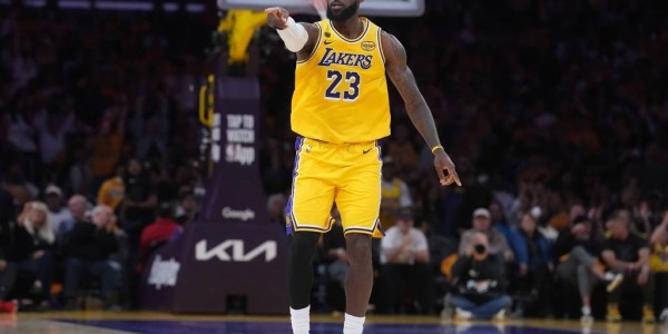 詹姆斯19+8+13 肯纳德27分艾顿19+11湖人胜火箭总分1-0