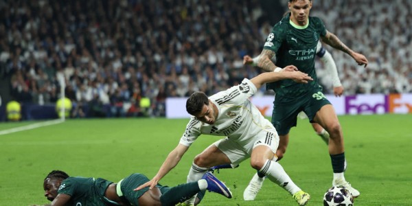 伯纳乌生死夜：皇马孤注一掷迎战拜仁，欧冠能否拯救破碎赛季？