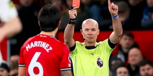 裁判双标！罗梅罗扯发没牌，利马同样动作直红，曼联将上诉英足总