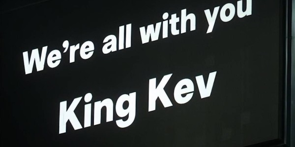 国王凯文激励喜鹊！纽卡斯尔补时绝杀4-3惊天逆转利兹联