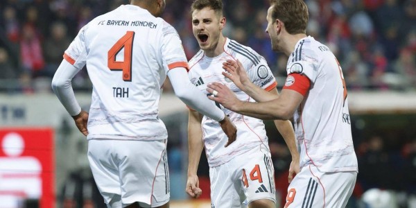 随着比分定格4-0,拜仁15轮德甲不败,迪亚斯俯身冲顶,凯恩锦上添花