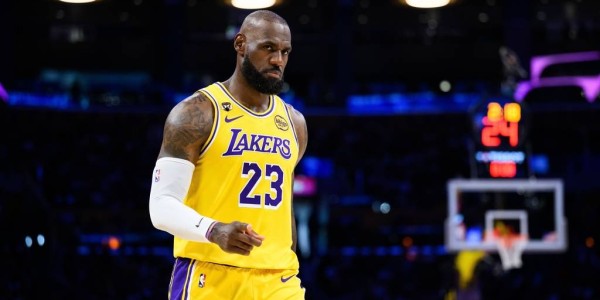 看感动了！不足1分钟湖人落后1分 詹姆斯飞身侧扑抢板