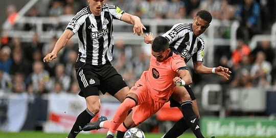 巴萨残阵出击！纽卡“钢铁主场”能否撕碎西甲领头羊？