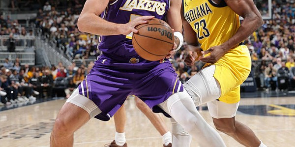 大爆预警！湖人首节45分 东契奇单节打满12中8砍下21分