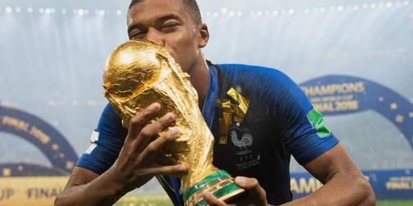 姆巴佩为何拿不到金球奖？数据说话：皇马低谷时C罗仍强于姆巴佩