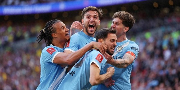 连续四年闯进决赛！重建期的曼城冲击三冠王，全靠同行“衬托”