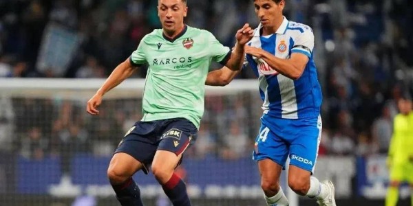 2-1、0-0！足坛悲喜夜！B费追平C罗，谢什科成曼联第一！