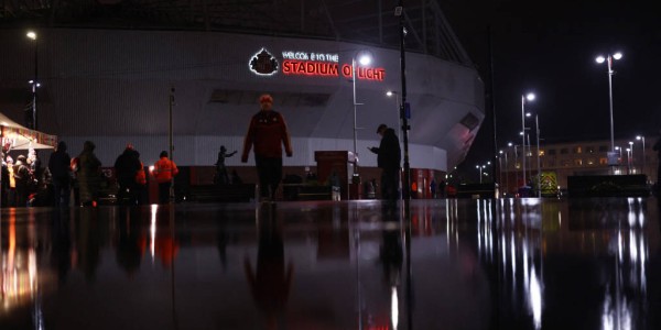 VAR争议再现！利物浦角球混战进球被判无效，手球引发热议！