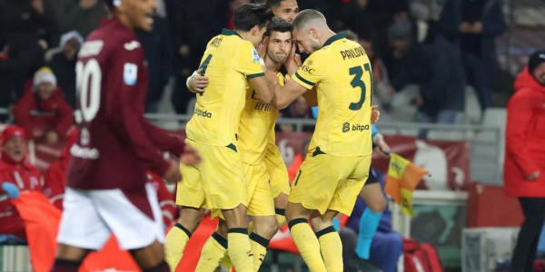 逆转惊险！AC米兰客场3-2击败都灵，强势登顶意甲榜首