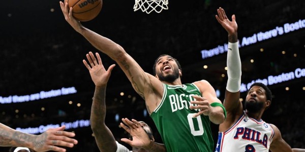 埃奇库姆30+10布朗36分 马克西29分76人胜绿军总分1-1平