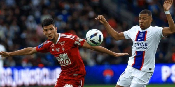 法甲比赛突现反转，朗斯主场失利让冠军梦坍塌，黑马布雷斯特狂搅局让晋级悬念升级