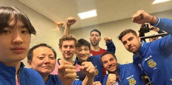 樊振东欧冠15分钟速胜111开局，模仿C罗庆祝 与队友共享荣耀时刻