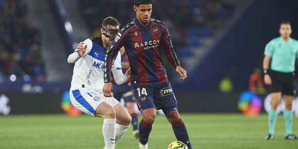 2-0,20岁西班牙新星双响炮,西甲倒数第二完胜阿拉维斯,终结4连败