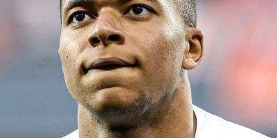 近7场仅1胜，2平4负！皇马球迷贴面怒骂球员：不知羞耻！姆巴佩用帽遮脸+逃离！