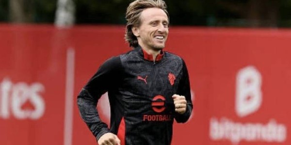 米兰猎物表态示好！德甲顶级左后卫今夏或低价来投，左路补强现曙光！