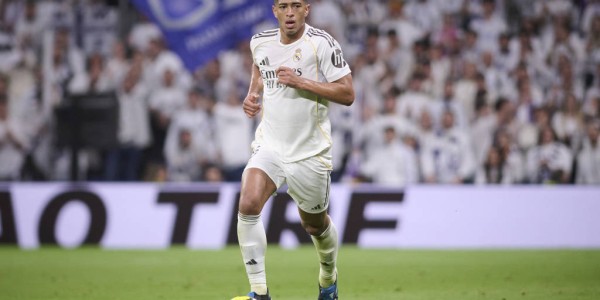 伯纳乌嘘声震天！皇马球迷怒吼要求主席下课 维尼修斯遭遇全场狂嘘