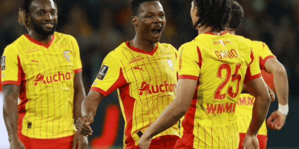 神剧情：0-2到3-2，法甲第2奇迹逆袭，惊险绝杀，只落后大巴黎1分