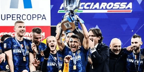 意甲：国米稳坐榜首冲胜，罗马抢分续命，宿敌对决一触即发