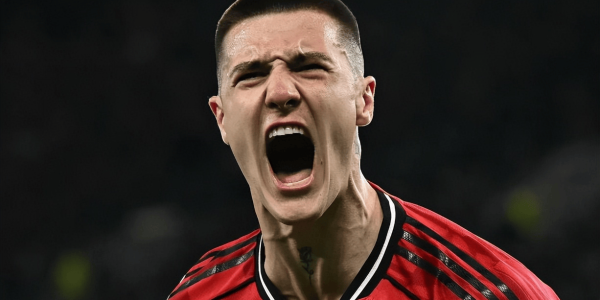 1-0又赢了！曼联重返前四甩开利物浦，舍什科替补绝杀杀疯了