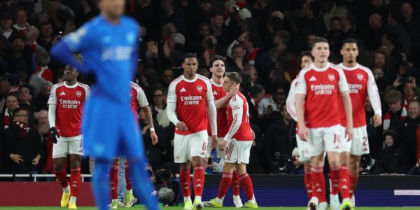 你也是枪迷？小蜜蜂前锋瓦塔拉自费观赛，见证阿森纳晋级欧冠八强