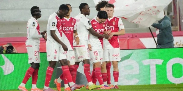 西甲逆转！反超皇马+登上榜首，欧冠冠军爆冷！日本国脚破门制胜