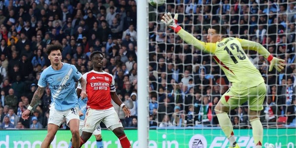 0-2！阿森纳轰然倒下，赛前部署成最大败笔，曼城勇夺第9座英联杯