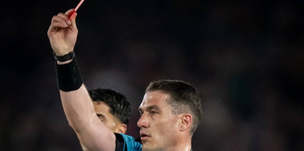 还要买巴斯托尼？近10个赛季欧冠巴萨拿12红 同期最多