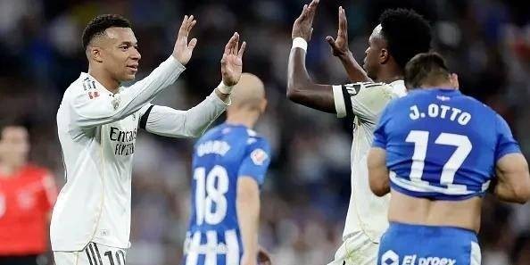 2-1！双核爆发！皇马距巴萨差6分再燃夺冠希望，姆巴佩加冕第一人