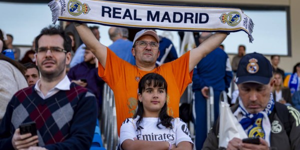 巴萨遭八人摩纳哥逆转：欧冠席位告急，告别之战成生死考验