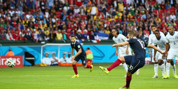 法甲第30轮巴黎圣日耳曼对战里昂，巴黎锋线强硬，里昂后防线孱弱