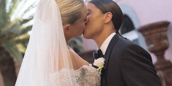 切尔西女足前锋科尔与女友举办婚礼