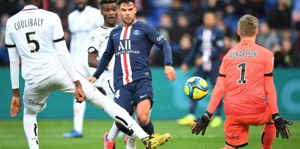 队报周四发布法甲特刊，巴黎16人霸榜月薪前30