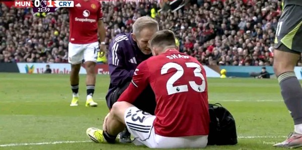 曼联赢球一主力却疑似重伤，马奎尔亦伤退！卡里克坚称二人只是不适