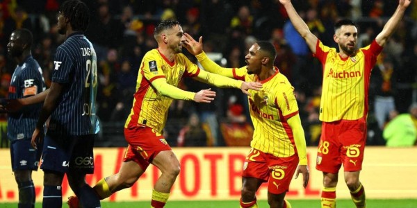 朗斯1-0小胜劲敌，成功登顶法甲榜首，大黑马崛起直指冠军