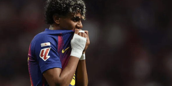 巴萨0-2输球，亚马尔哭了！赛后蹲在地上擦泪，连对手都上前安慰