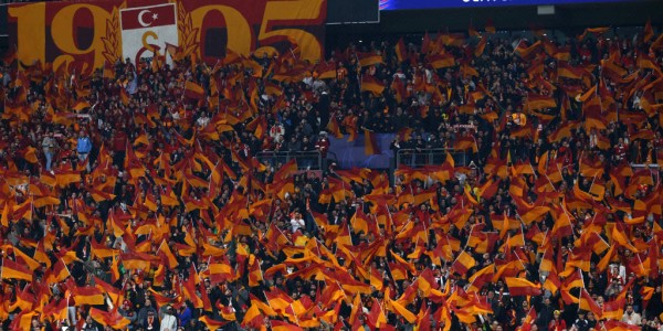 欧冠赛场惊魂！加拉塔萨雷悍将断指，怒指利物浦与欧足联，索赔风暴一触即发