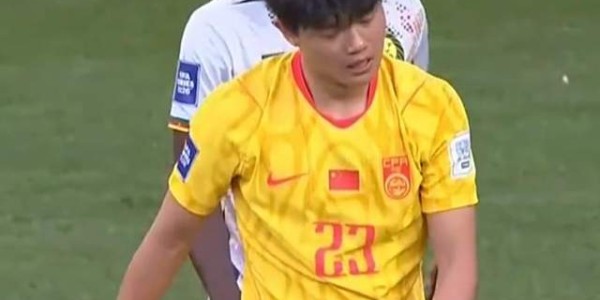 太强！杨希首次代表国足2场抢断11次：单挑完胜法甲球星！