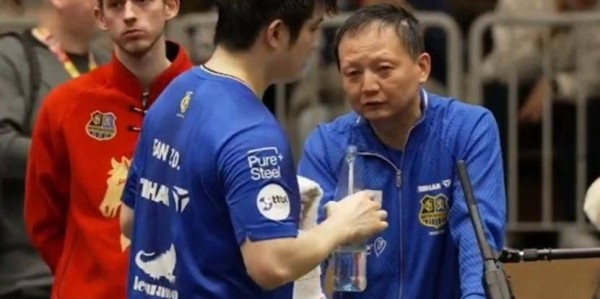 樊振东蛇年最后一战！德甲联赛赢1场输1场，单打逆转、双打惜败