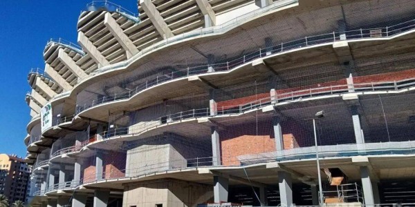 西甲 | 停摆16年终破局：瓦伦西亚新主场复工一周年，主席承诺2027年交付