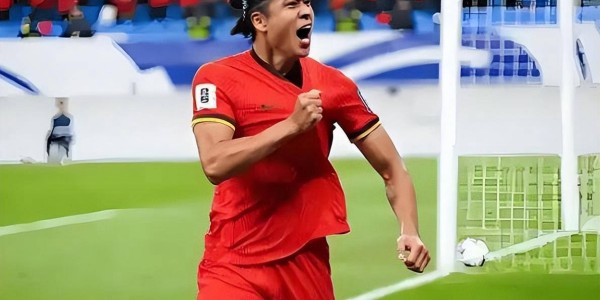 国安本土国脚锋线悍将杨立瑜离队传闻再起，德甲多特蒙德体检假消息遭辟谣