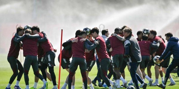 组图：阿森纳备战欧冠比赛 球员抱团顶球