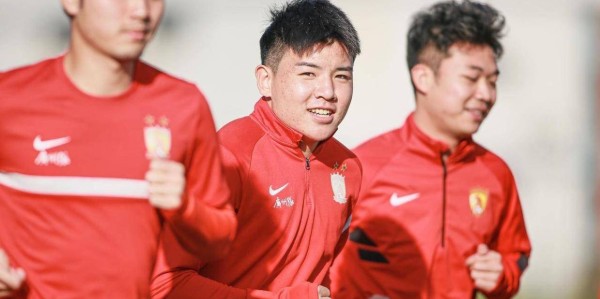 年仅21岁！曝中国男足新星正式加盟英超，已签合同，亚洲杯后官宣