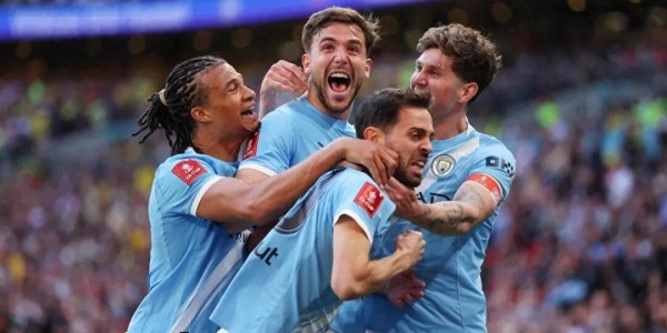 连续四年进决赛！重建期曼城拿下三冠王？一切全靠同行的衬托