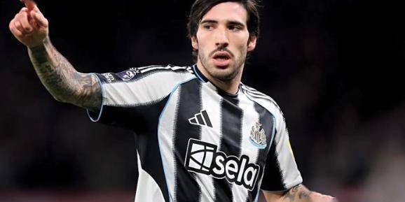 欧洲豪门疯抢！托纳利手握离队特权，曼联领跑但天价转会费成最大难题