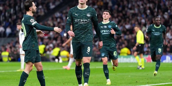 哈兰德1分钟遭推搡！34球巨星放狠话，曼城2-1逆转太解气