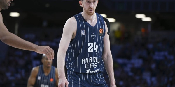 伯纳乌的困境：皇马在主场失分，巴萨领跑西甲