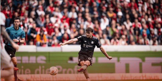 德甲史诗级反转，拜仁2球落后绝境翻盘，补时绝平+读秒绝杀