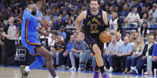 大事不妙！东契奇左腿筋拉伤 双手掩面非常痛苦