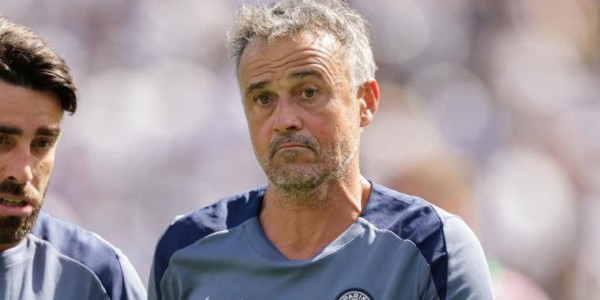 平息大巴黎分裂危机！恩里克罕见表态，锁定欧冠冠军目标，维护金球巨星尊严